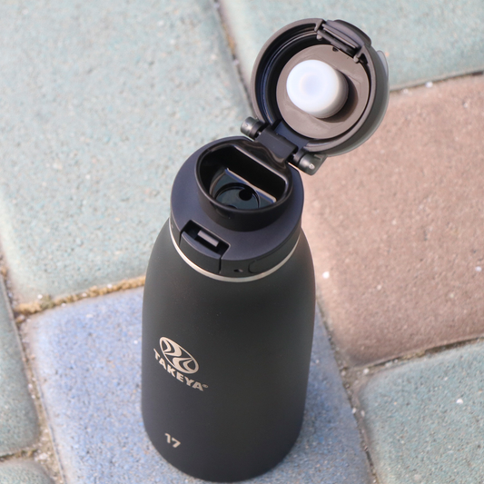 traveler-fliplocktm-lid-k2 96076-R-TravelerLid-Lifestyle-Onyx.png